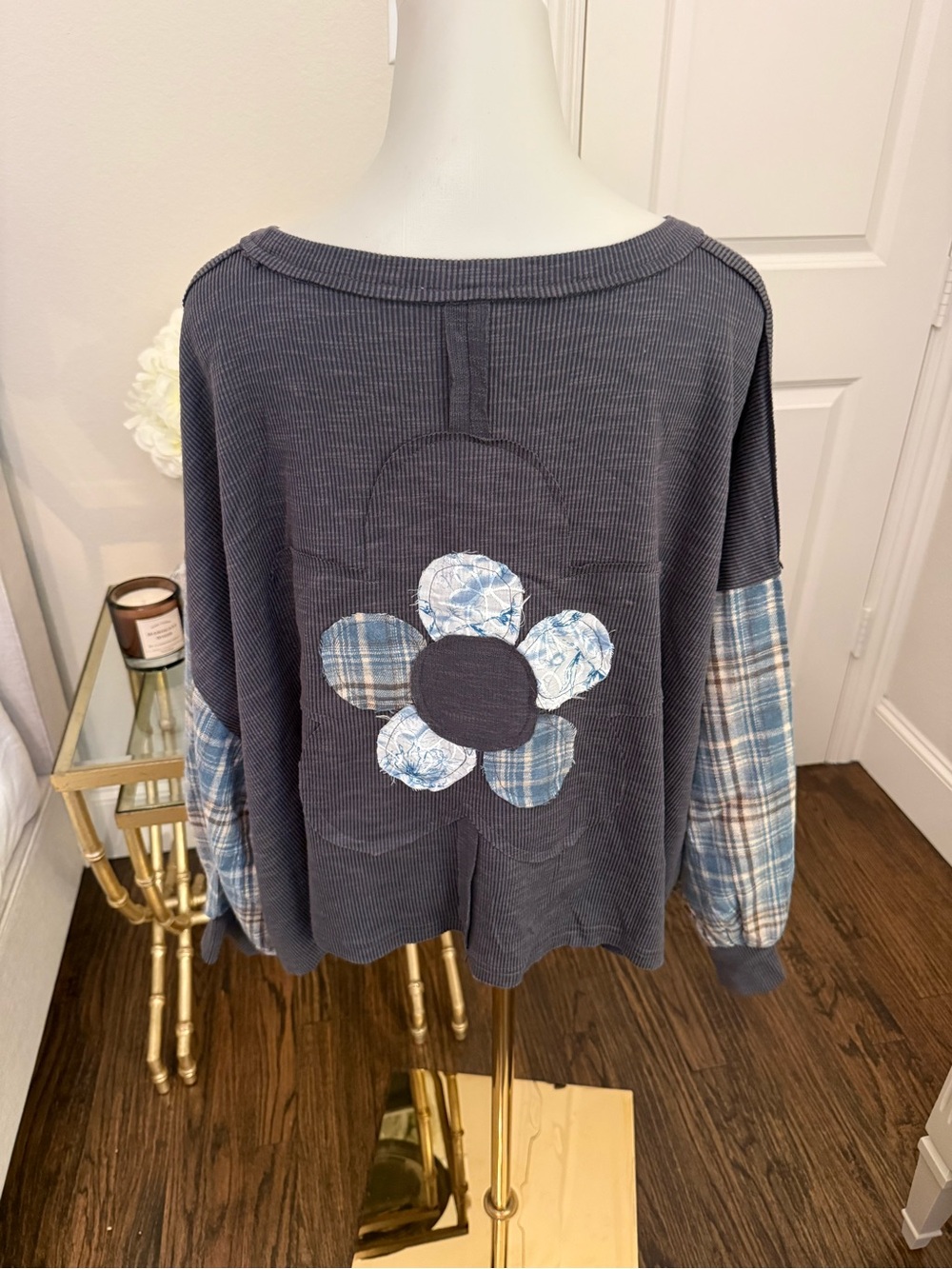 POL Blue and Gray Floral Patchwork Top w/Plaid
Balloon Sleeves
E28 - Picture 5 of 7
